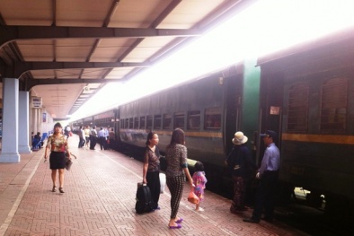 Vé tàu ế ẩm, hàng không giảm giá